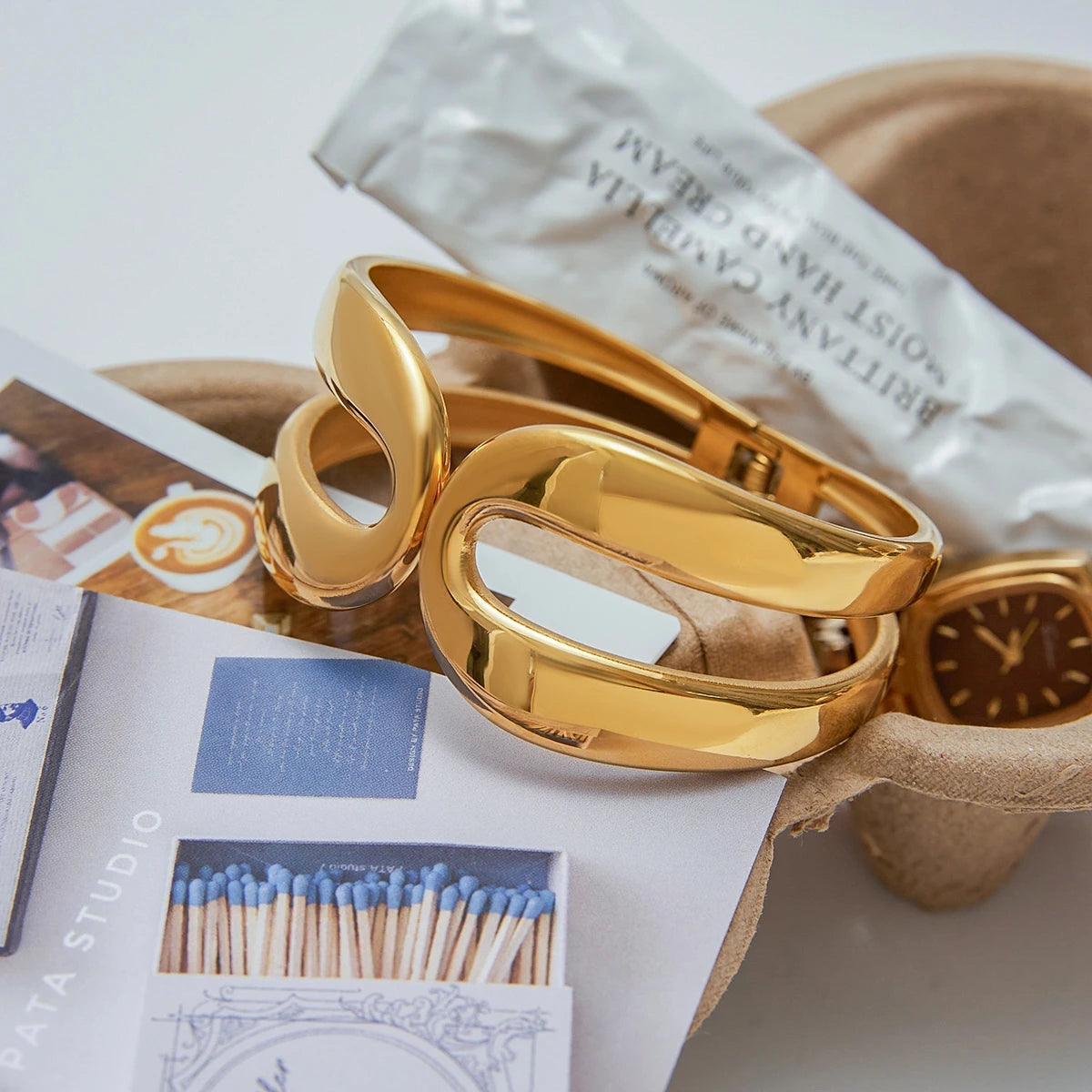 Stylish gold bracelet from A minha loja featured as everyday gold jewelry with smooth curved design